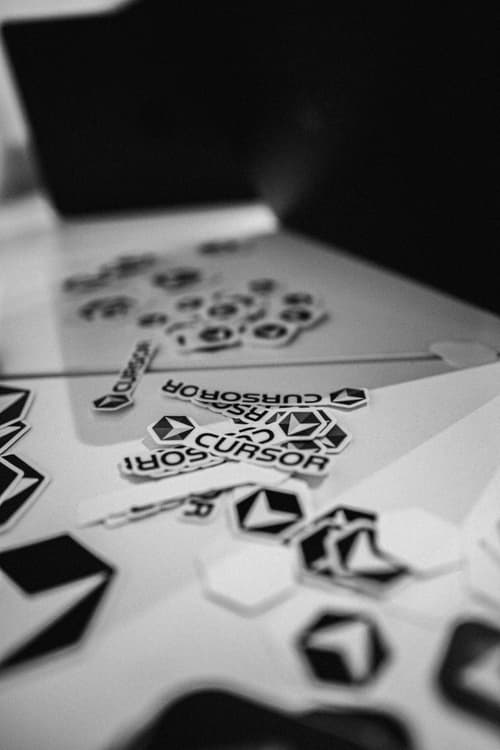 Stickers de Cursor en la mesa del evento